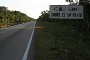 Road sign reading "No Deje Piedras Sobre el Pavimento", Quintana Roo, México